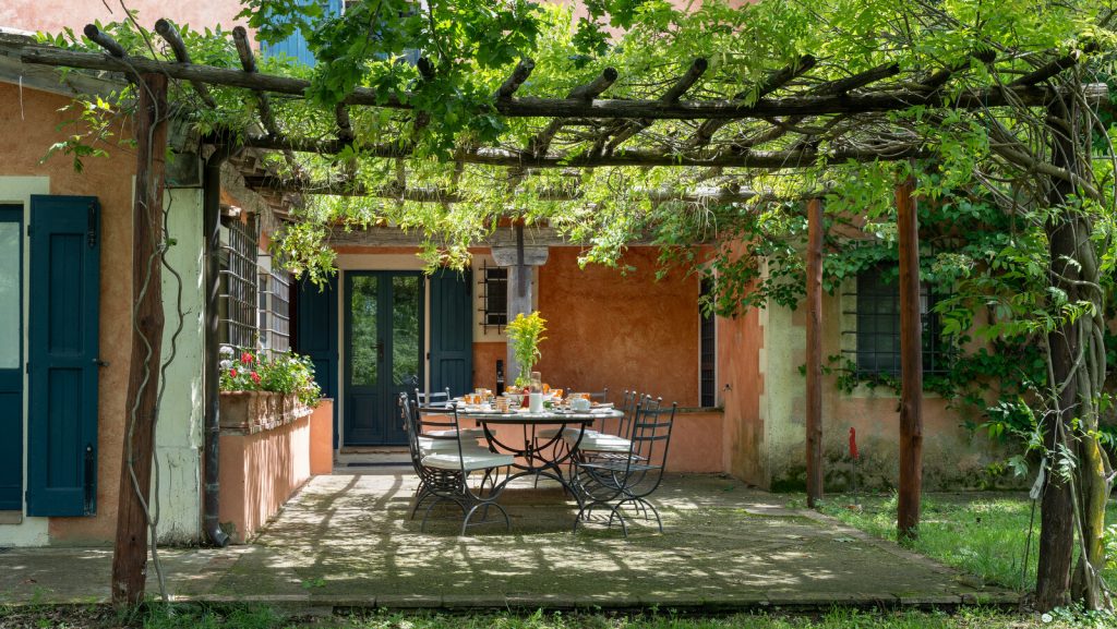 Villa Vetrichina alfresco dining