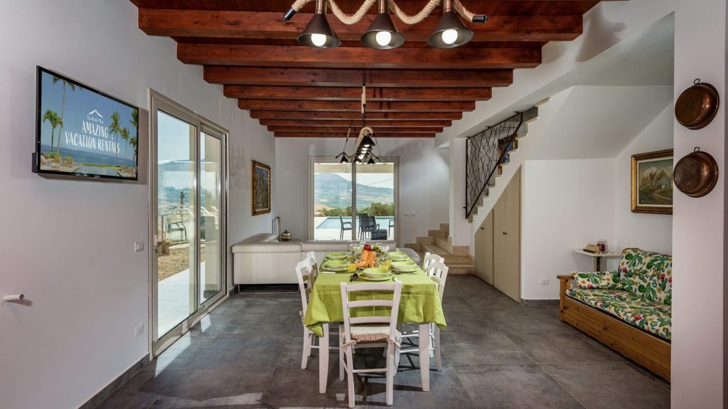 Villa Miro Golfo dining area