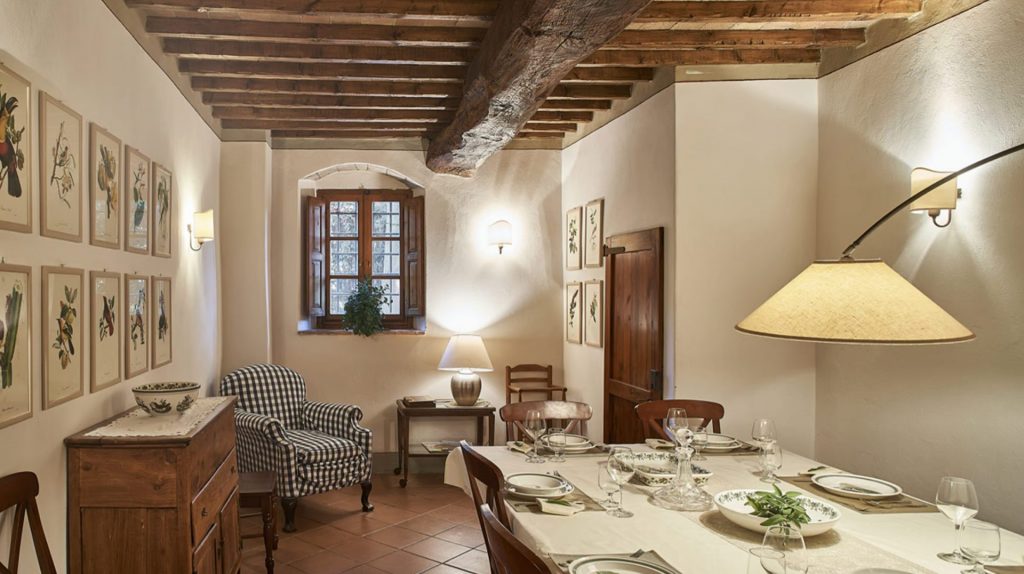 Villa La Fiana indoor dining area